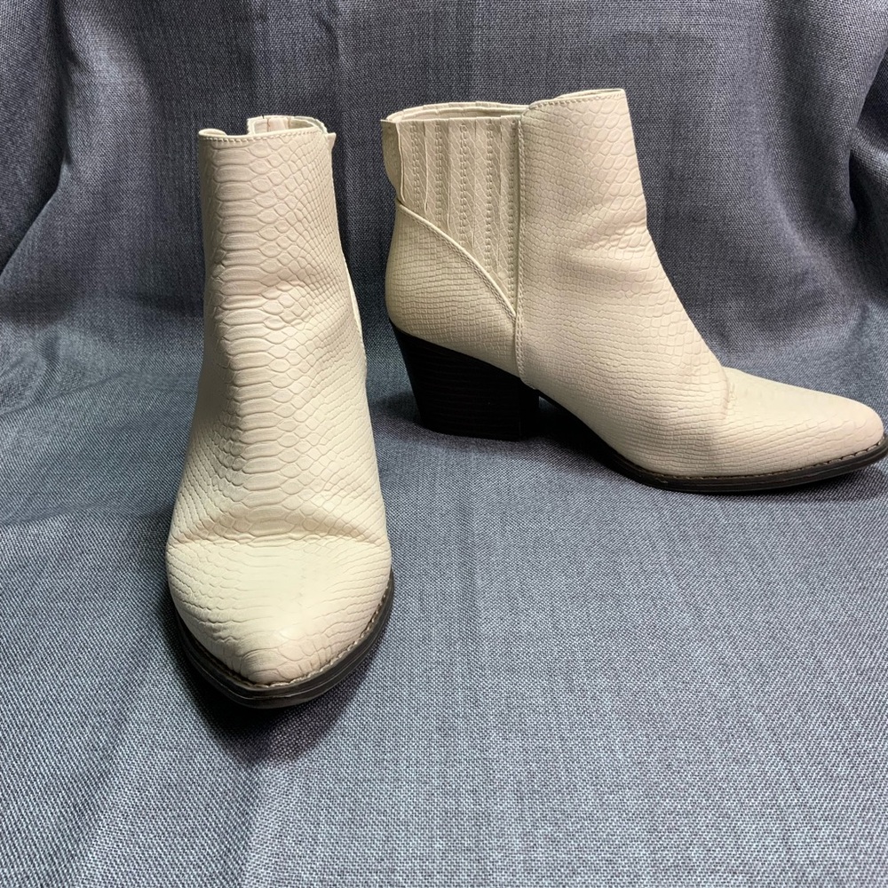 a.n.a Ivory Snake Skin Textured Ankle Boots Size 8M 2.5 Inch Block Heel